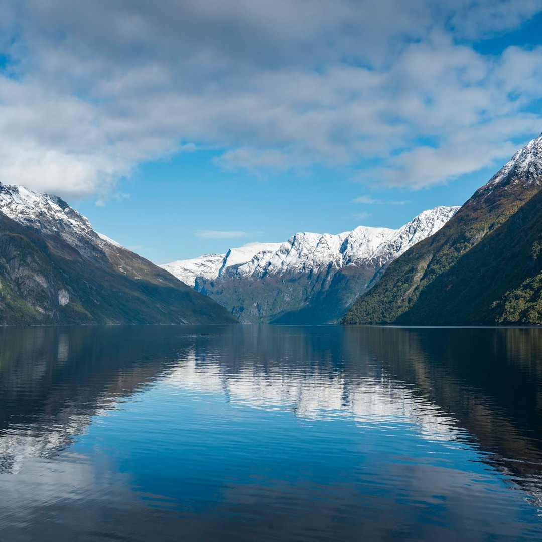 Certains fjords sont plus profonds que la mer voisine.