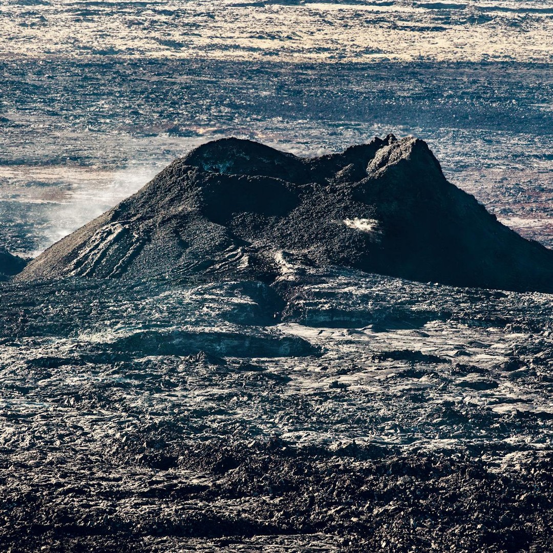 Un volcan sous-marin peut faire naître une île.