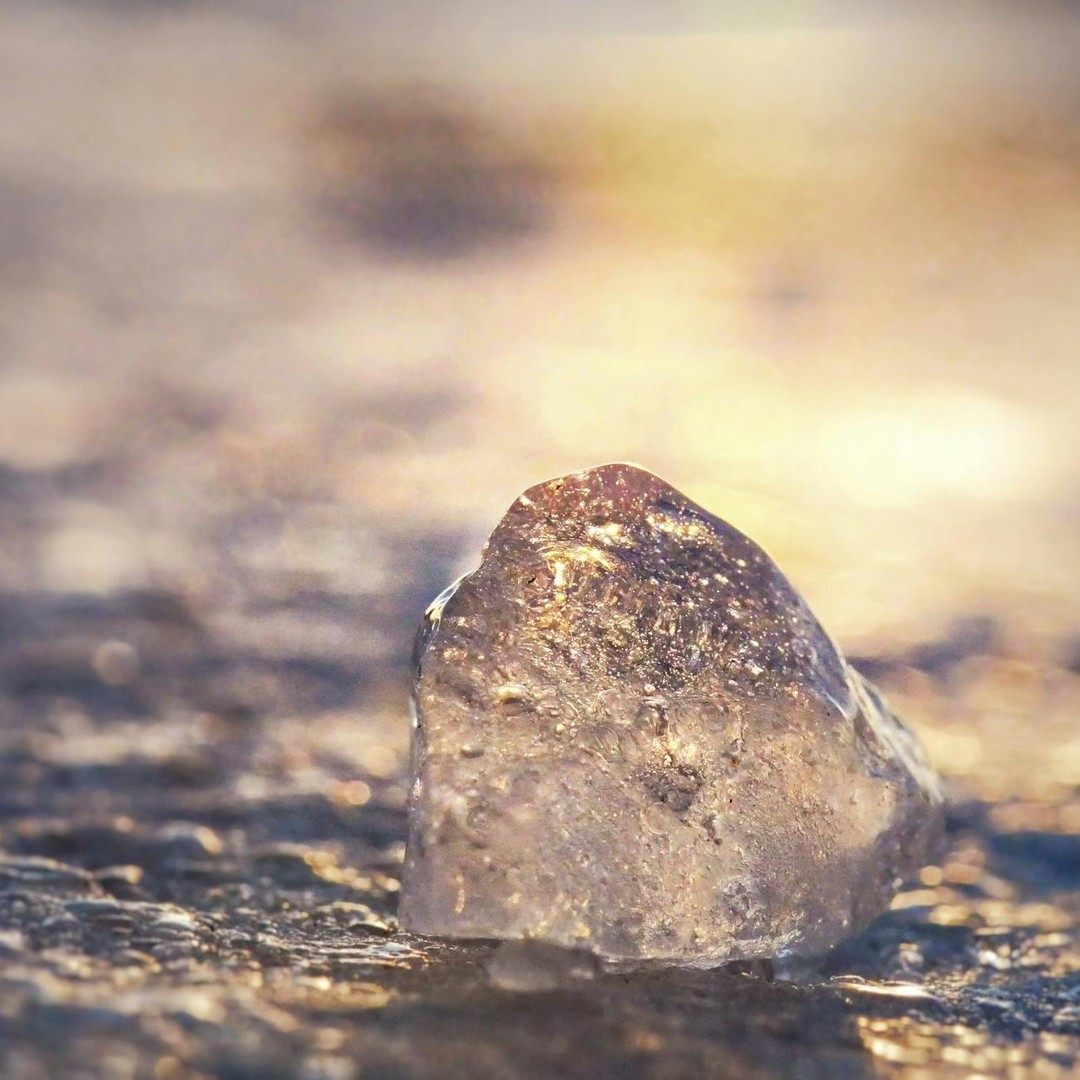 La glace flotte parce qu'elle est moins dense que l'eau liquide.