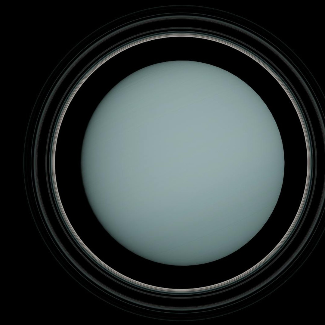 Sur Uranus, l'axe est presque couché sur le plan de l'orbite.