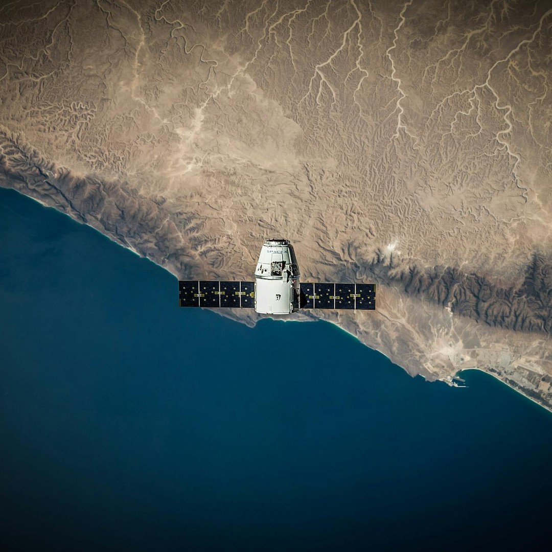 La Station spatiale internationale tombe sans cesse autour de la Terre.