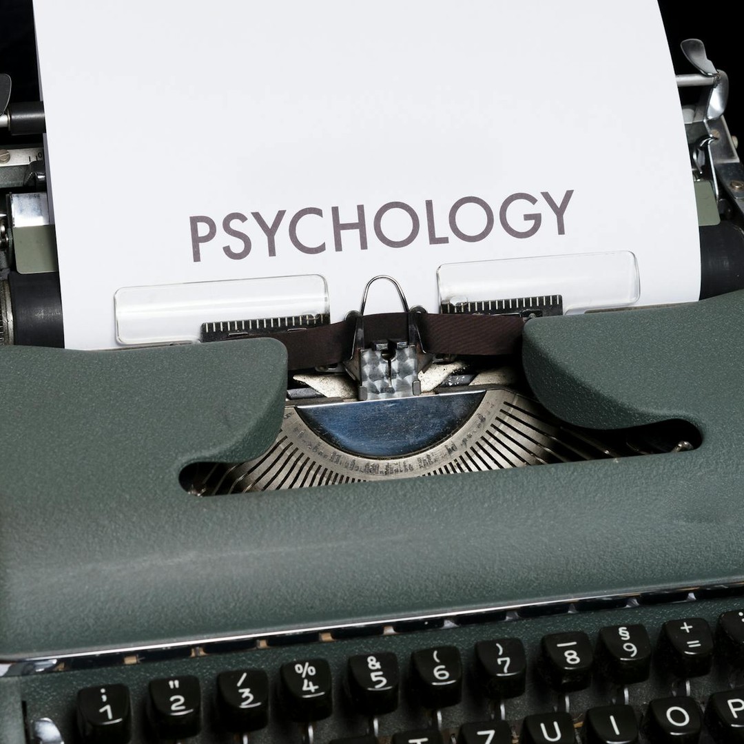 Le cerveau lit souvent un mot même si ses lettres internes bougent.