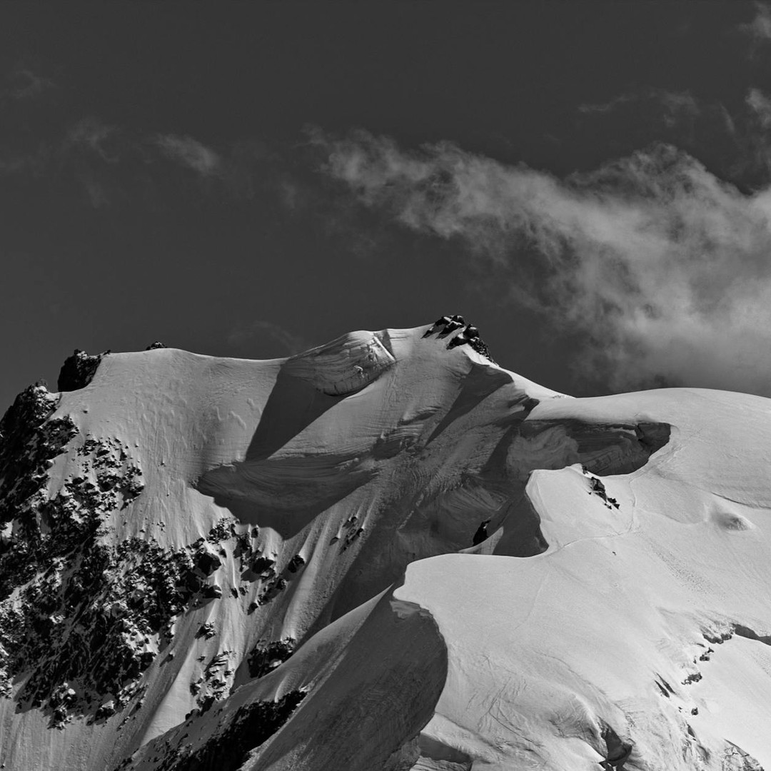 La neige paraît blanche parce qu'elle diffuse la lumière.