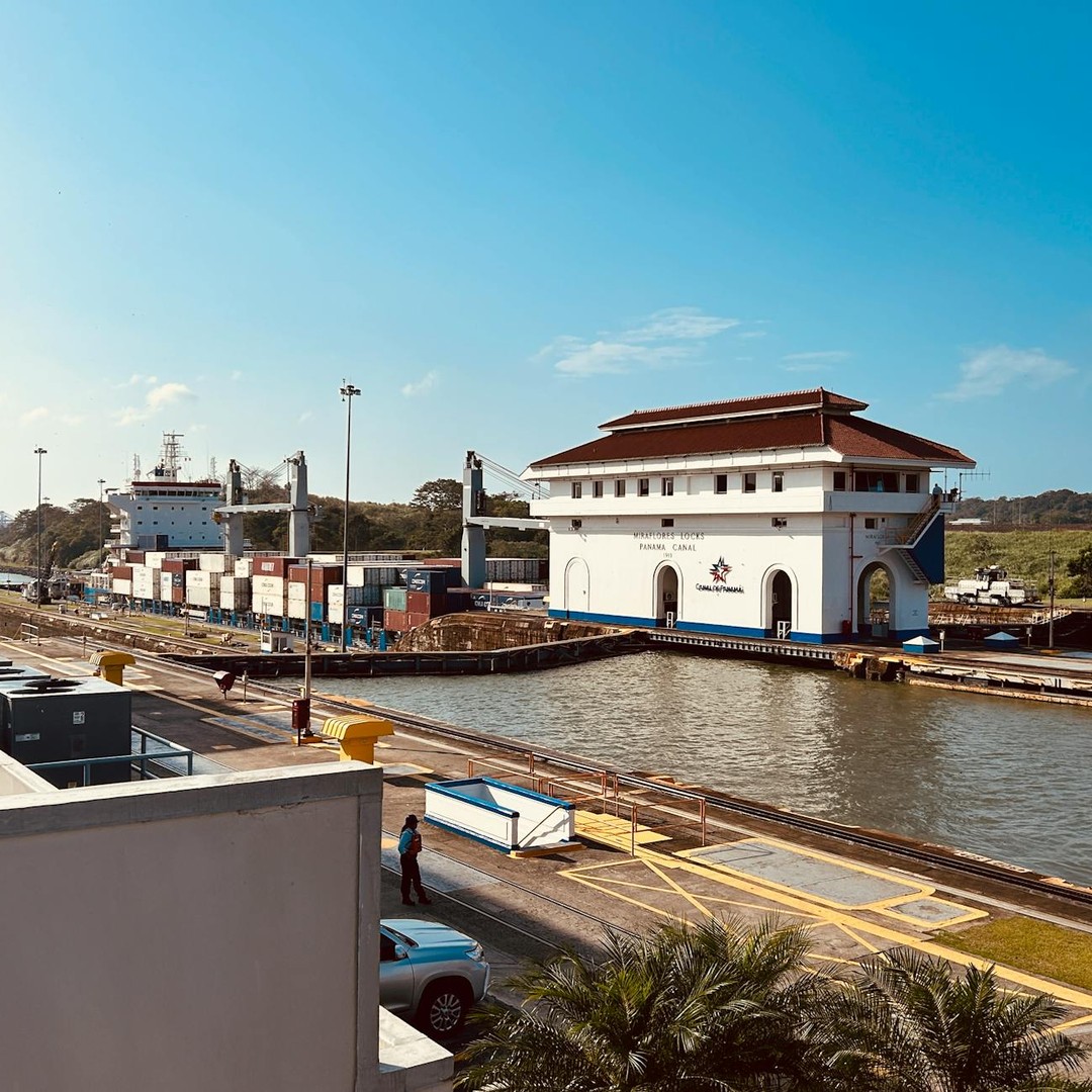 Le canal de Panama utilise des écluses pour franchir un relief.