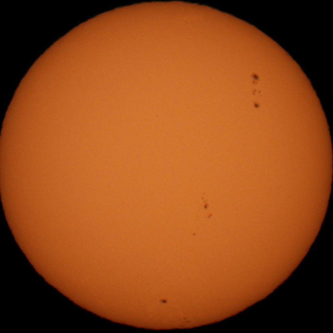 Les taches solaires sont plus froides que leur voisinage.