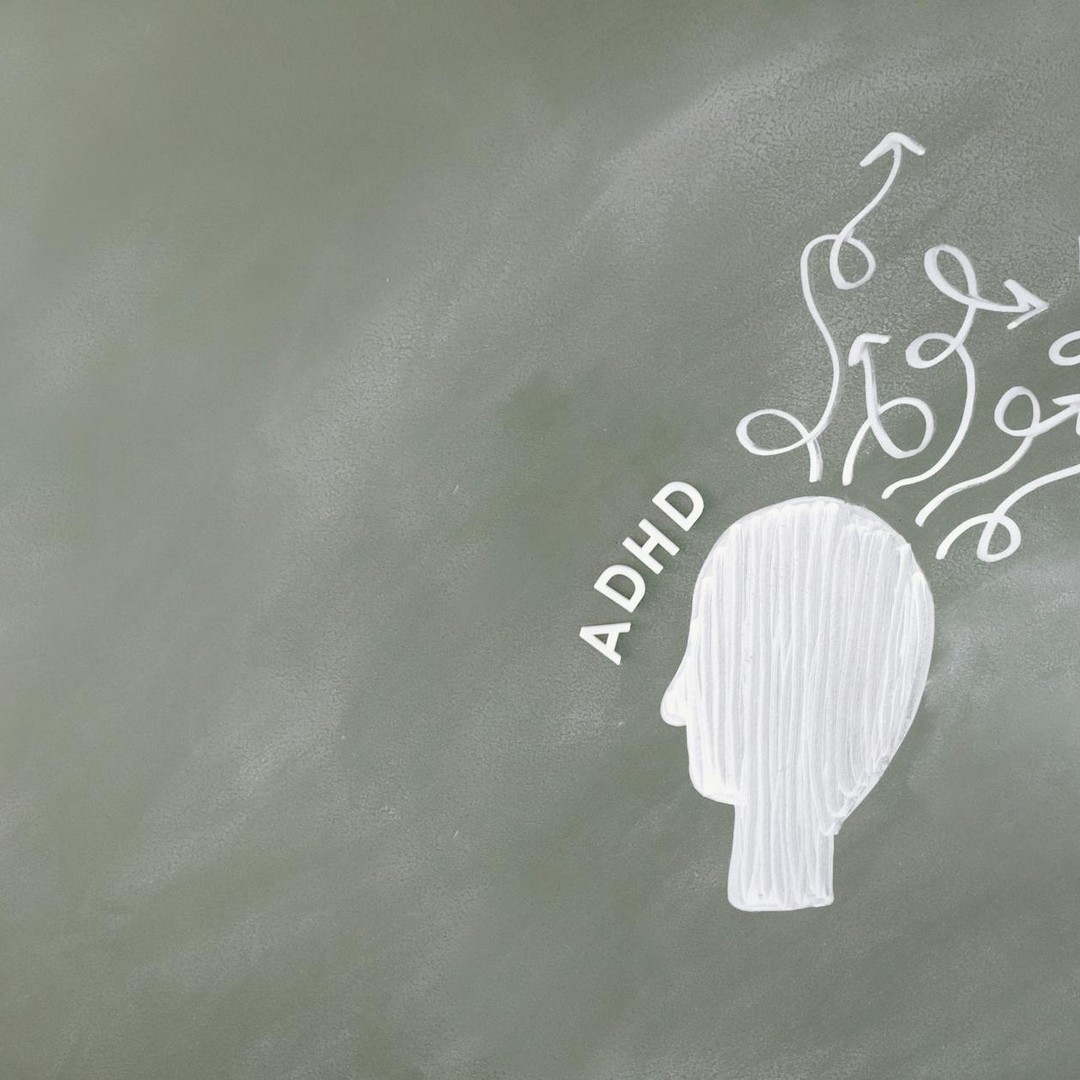 La dissonance cognitive apparaît quand deux idées incompatibles créent une tension mentale.