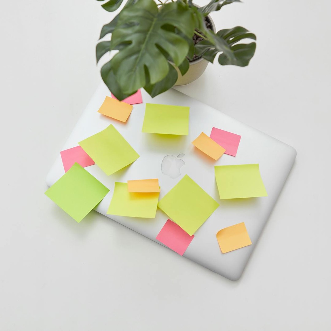 La mémoire de travail garde seulement quelques informations actives à la fois.