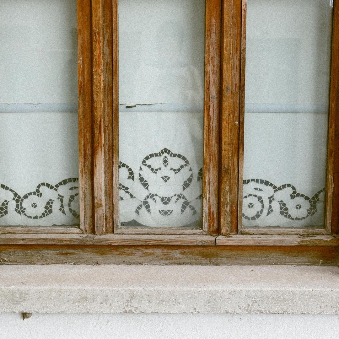 La paréidolie fait voir des visages dans des formes ordinaires.
