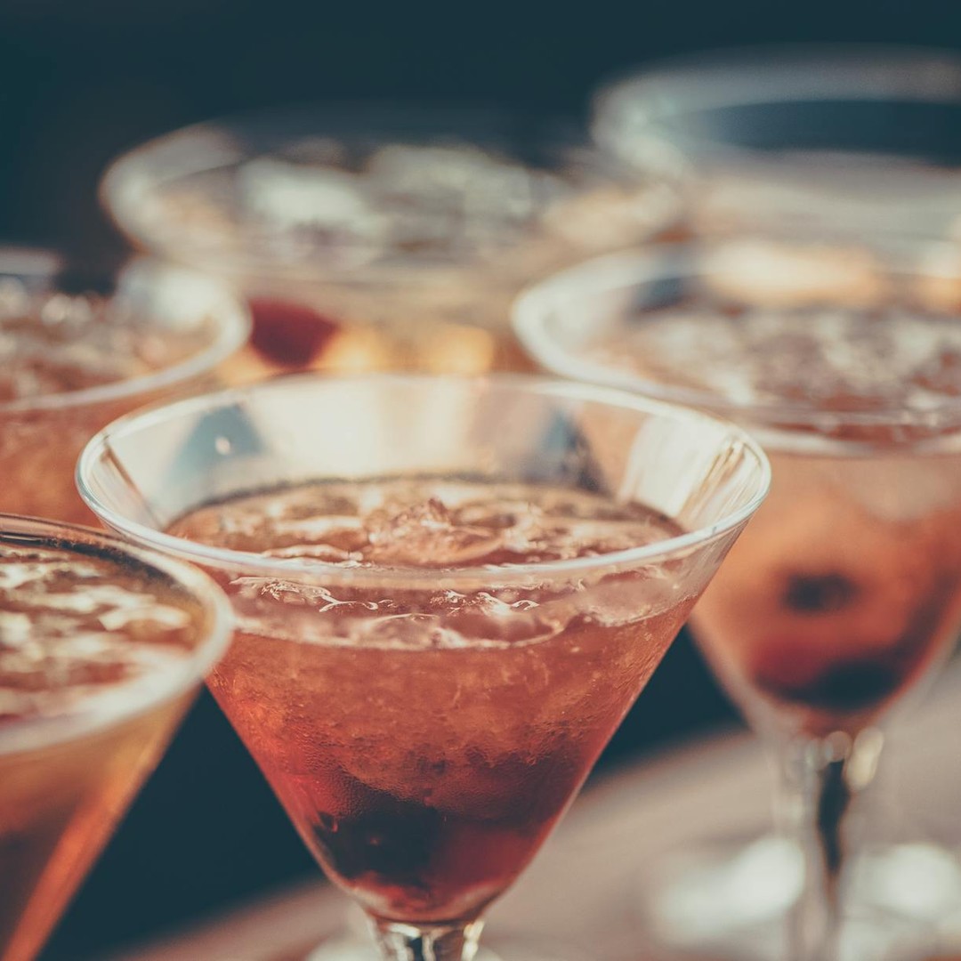 L'effet cocktail party aide à repérer son prénom dans un brouhaha.