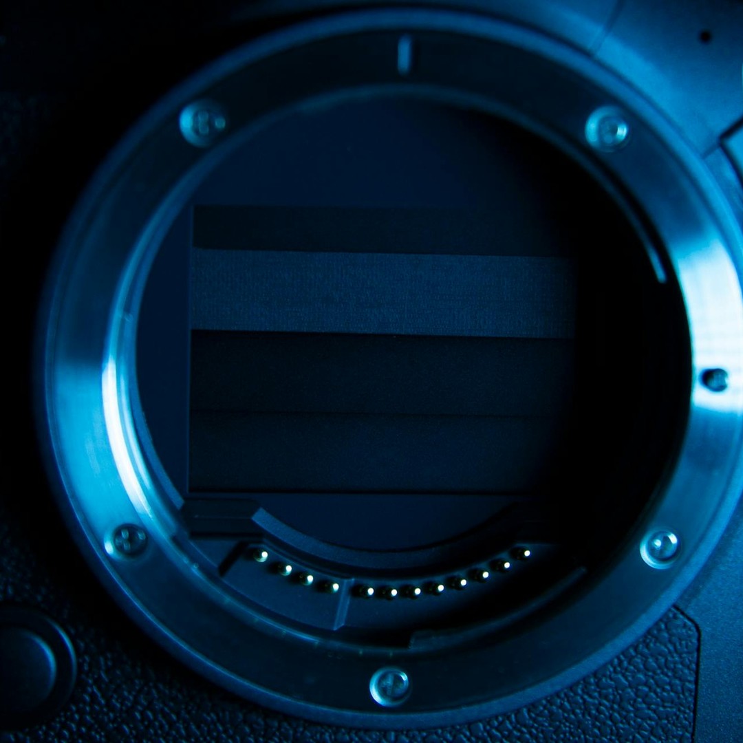 Un capteur CMOS transforme la lumière en signaux électriques dans un appareil photo.