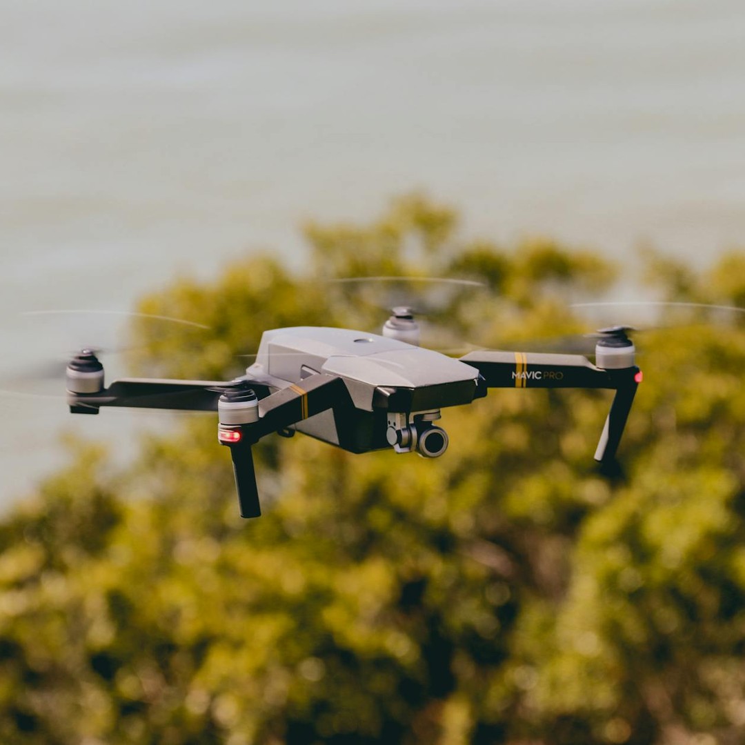 Un drone multirotor ajuste la vitesse de ses hélices pour se stabiliser.