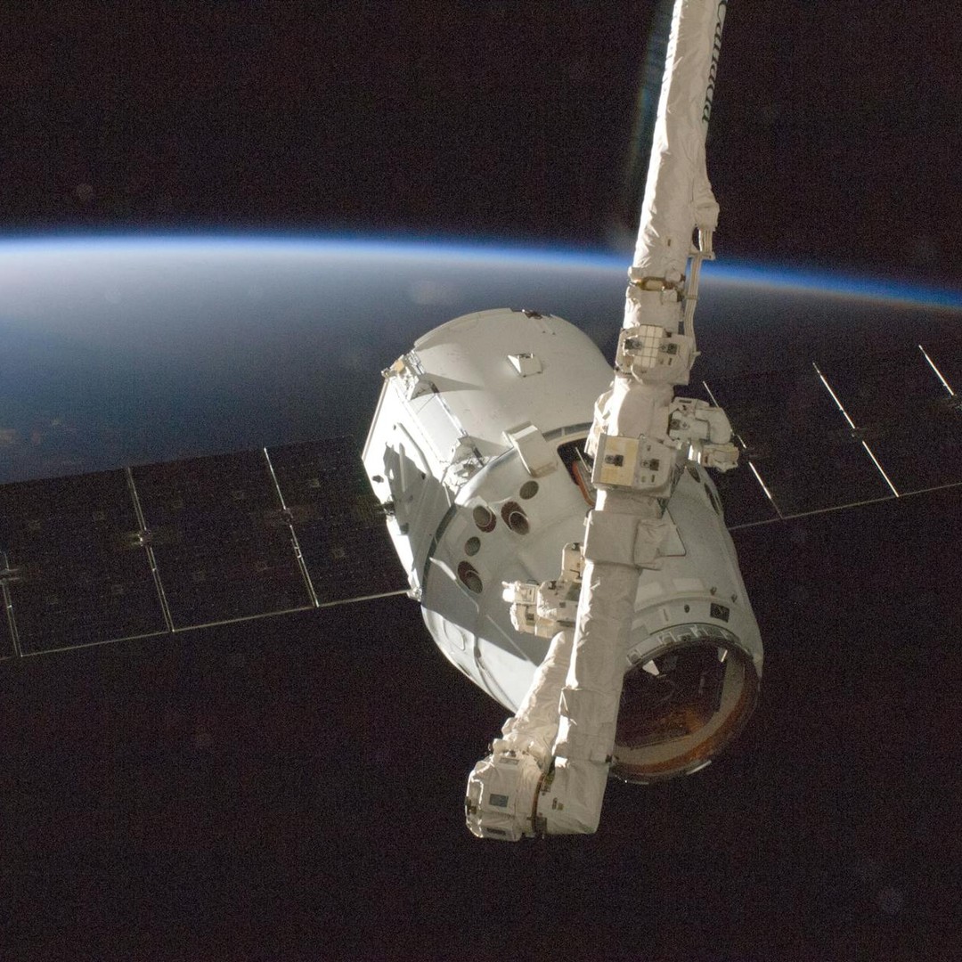 Les satellites géostationnaires semblent immobiles vus depuis la Terre.