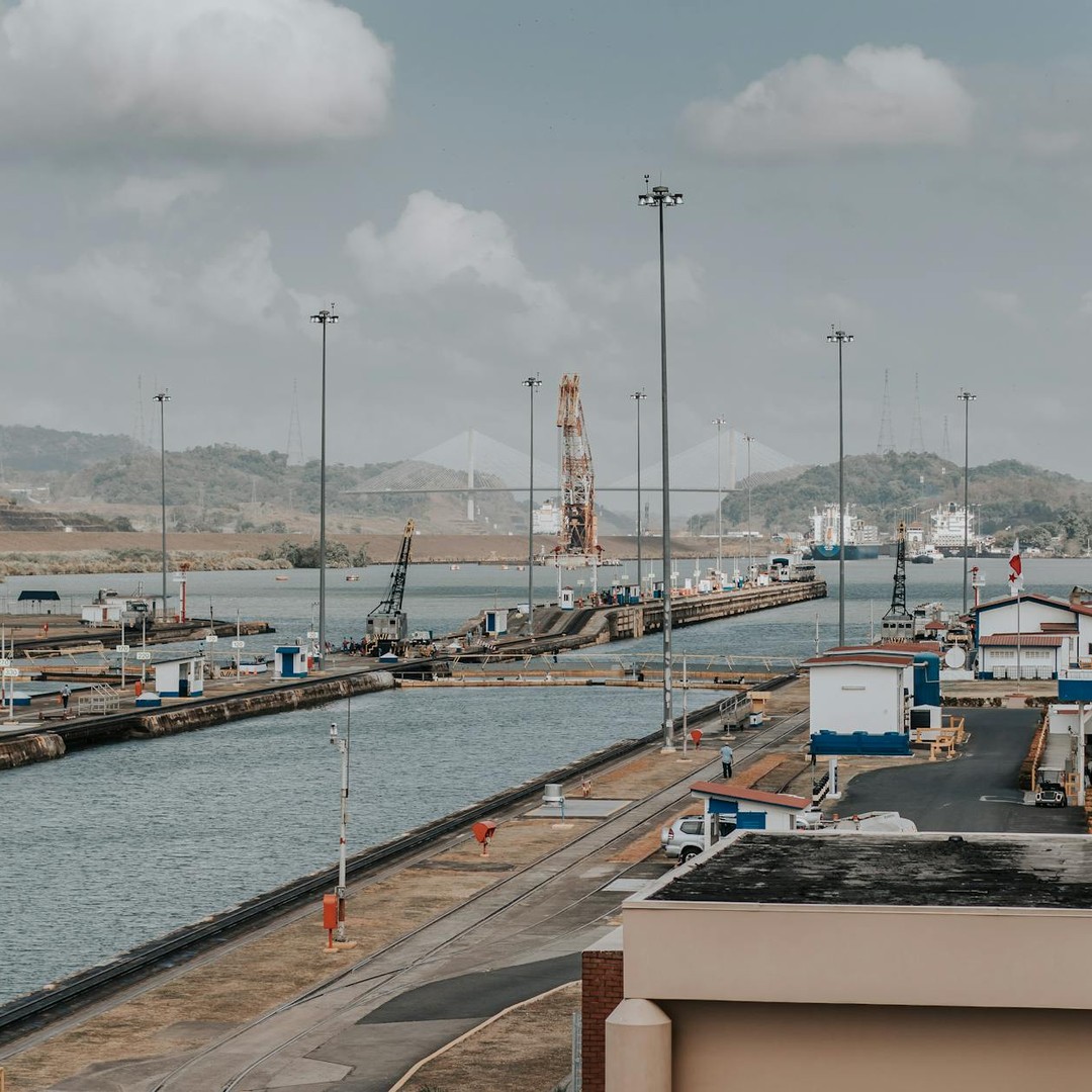 Le canal de Panama évite aux navires de contourner l'Amérique du Sud.