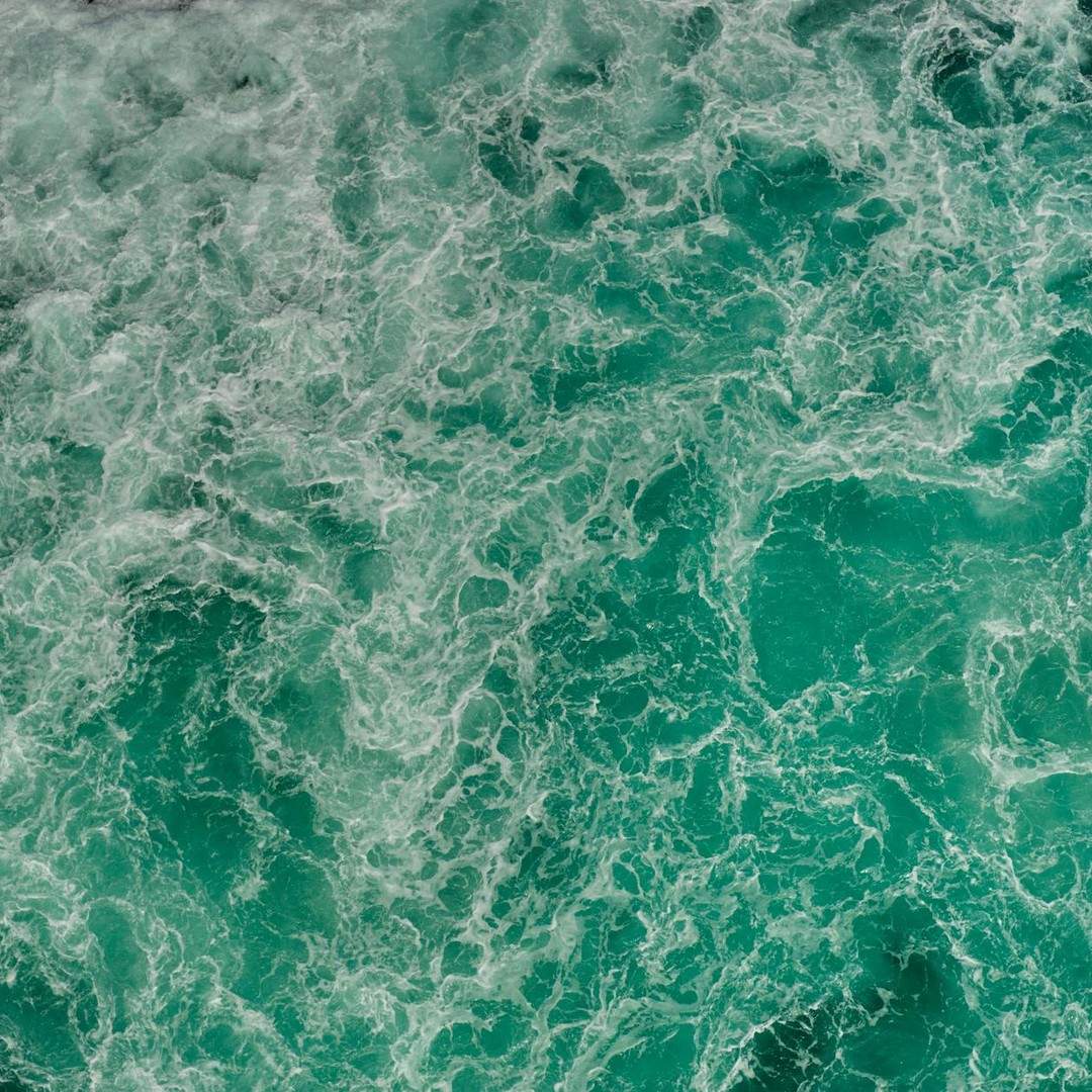 Les gyres océaniques concentrent parfois des déchets flottants dans de vastes zones.