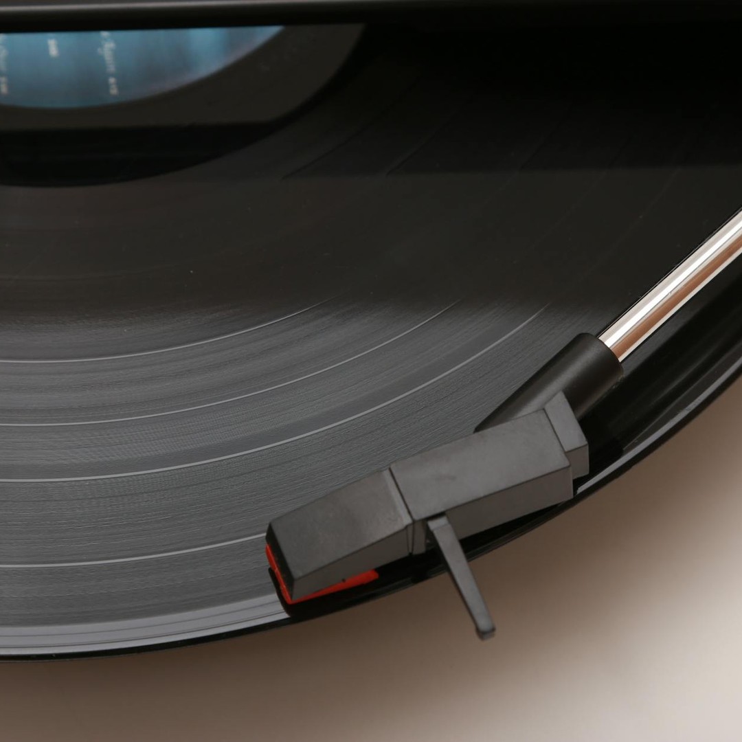 Le son d'un disque vinyle vient d'un sillon que l'aiguille suit mécaniquement.