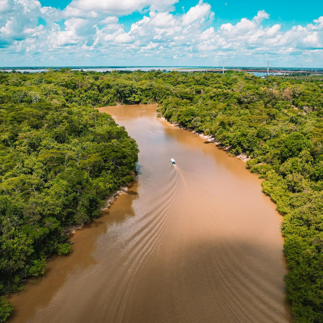 Le fleuve Amazone peut rejeter plus d'eau que plusieurs grands fleuves réunis.