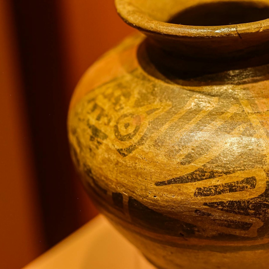 Le disque de Phaistos porte une écriture imprimée en spirale encore discutée.