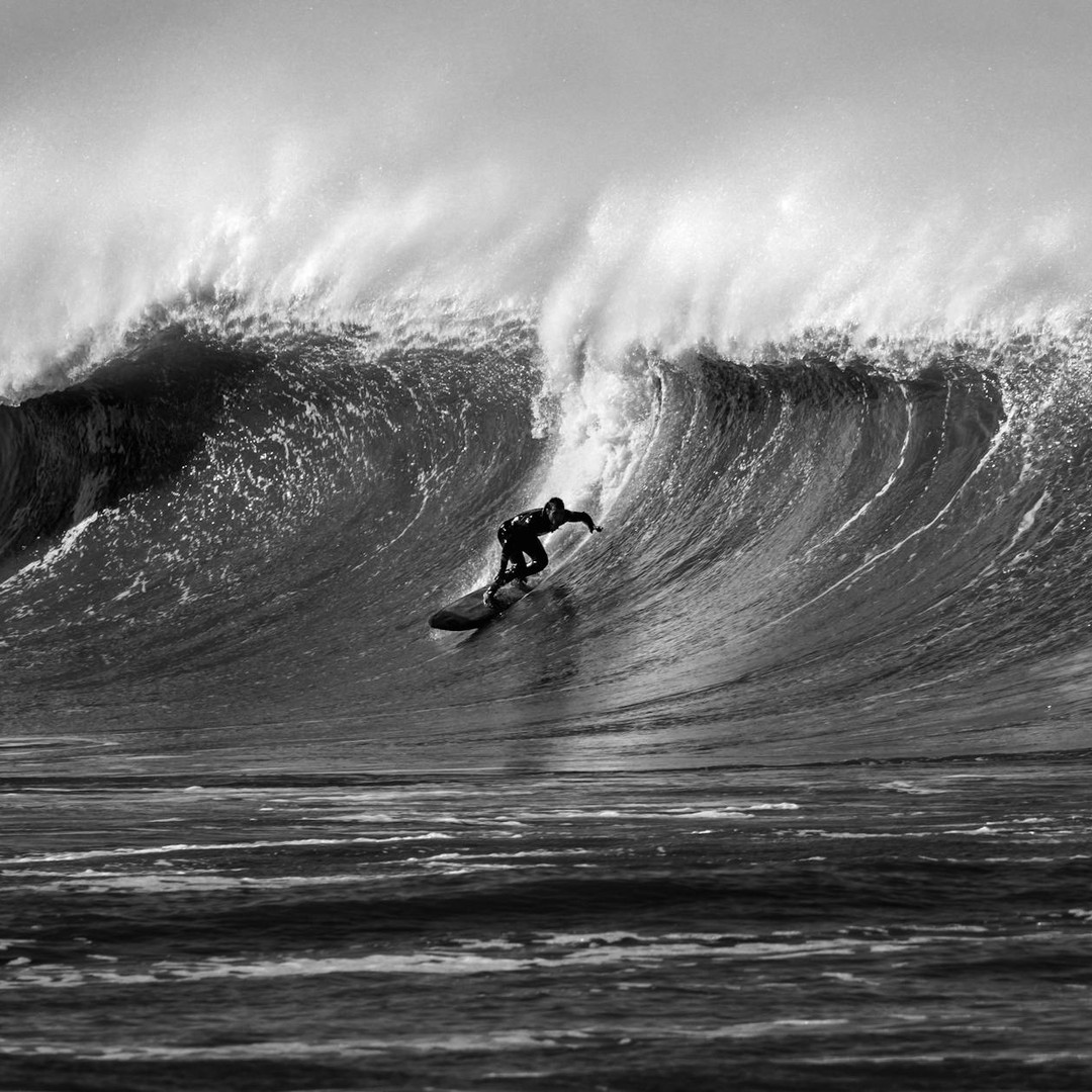 Les vagues scélérates peuvent surgir bien plus hautes que les vagues voisines.