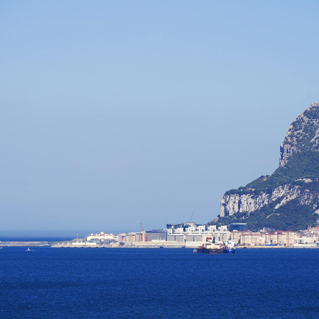 Le detroit de Gibraltar ne mesure qu'une courte distance entre l'Europe et l'Afrique.