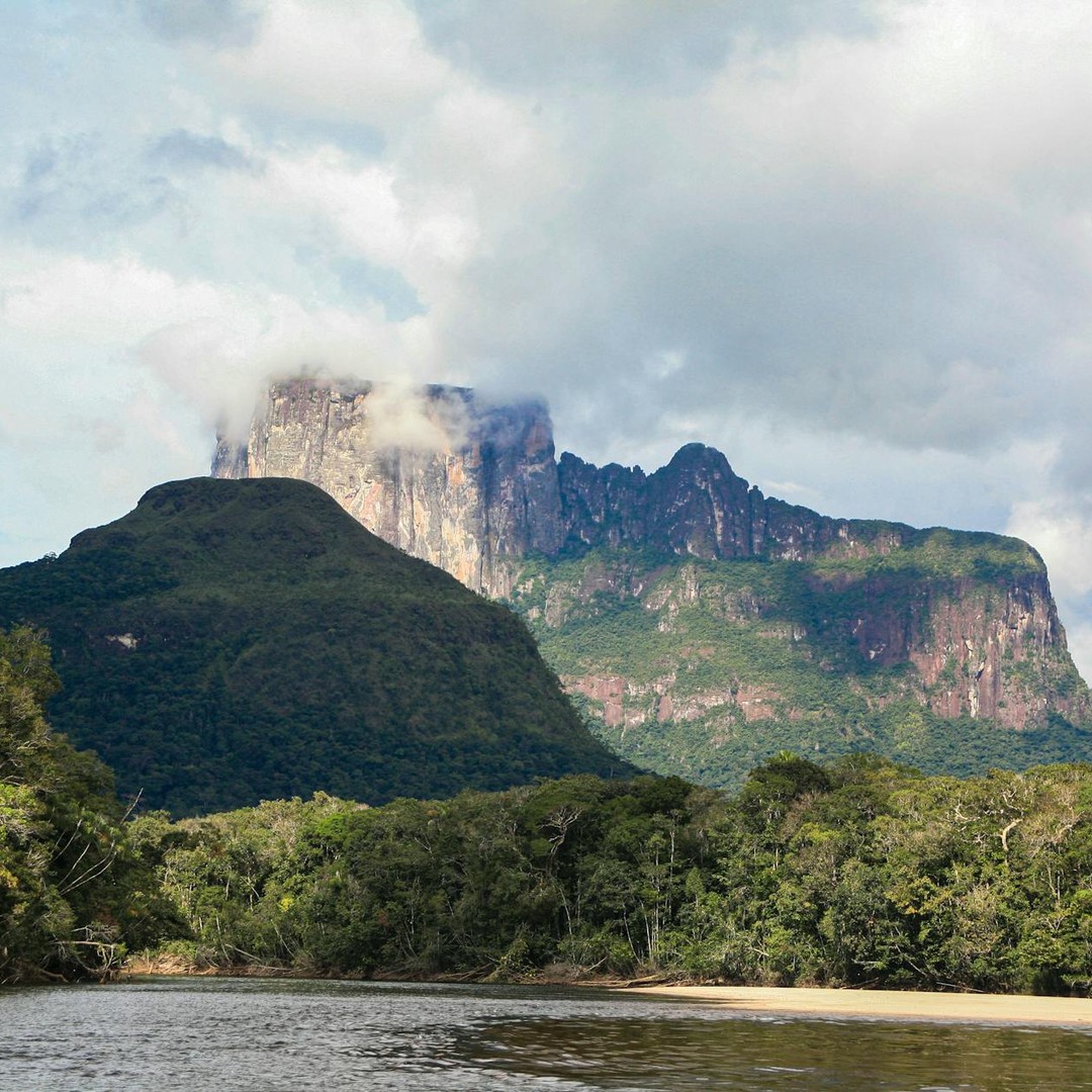 Les tepuis sont des montagnes tabulaires isolees comme des iles dans le ciel.