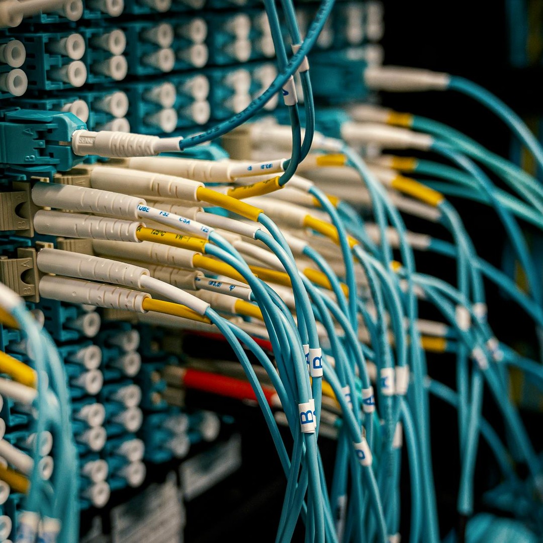 La fibre optique transporte des donnees sous forme de lumiere guidee.