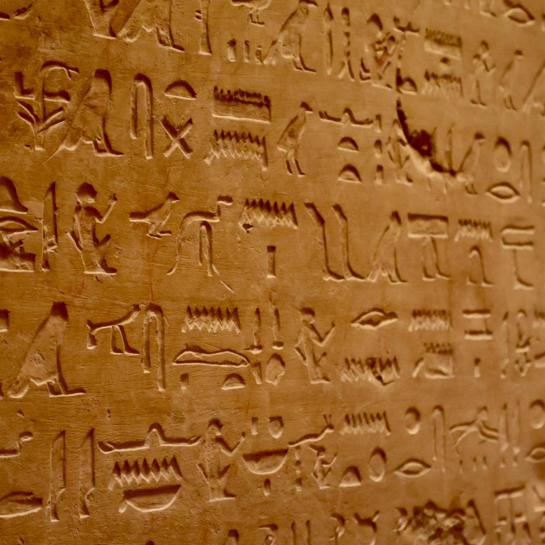 La pierre de Rosette a aidé à déchiffrer les hiéroglyphes égyptiens.