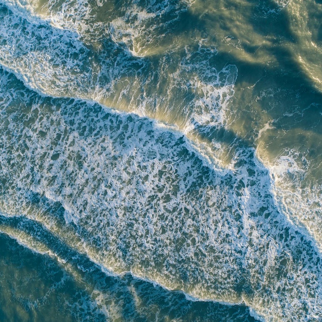 Les courants de surface sont beaucoup guidés par les vents dominants.