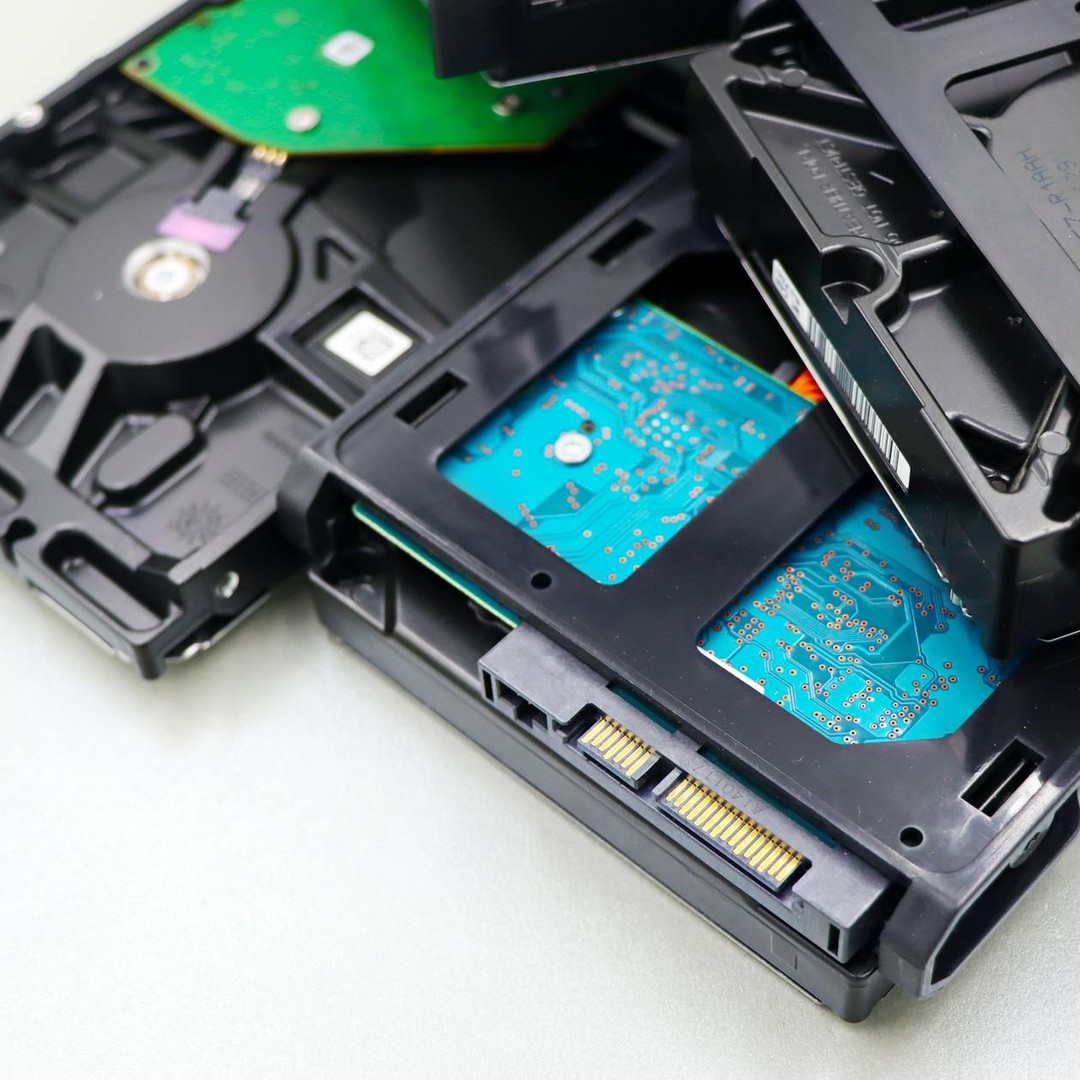 Le RAID peut répartir des données sur plusieurs disques pour gagner en vitesse ou en sécurité.