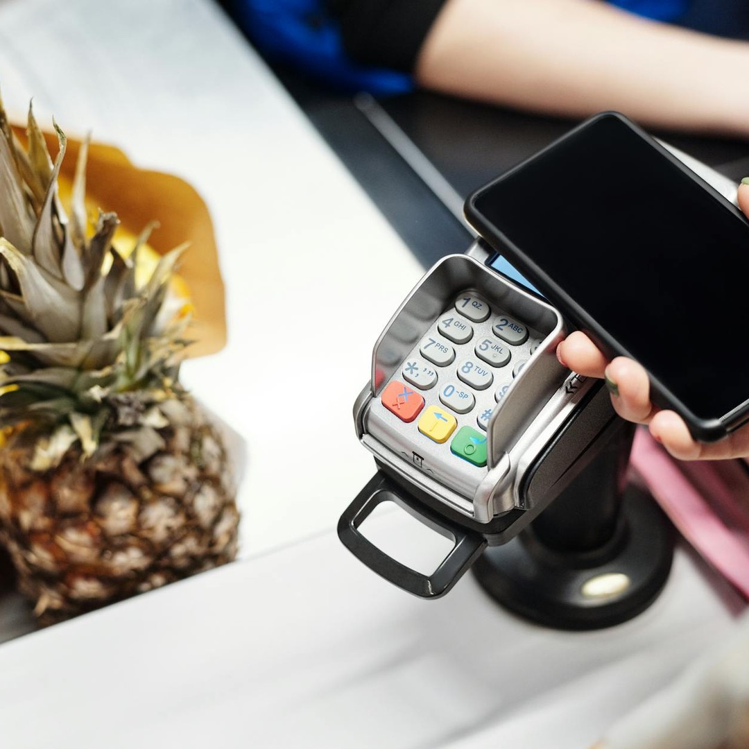 Le NFC fonctionne à très courte distance pour limiter les échanges involontaires.