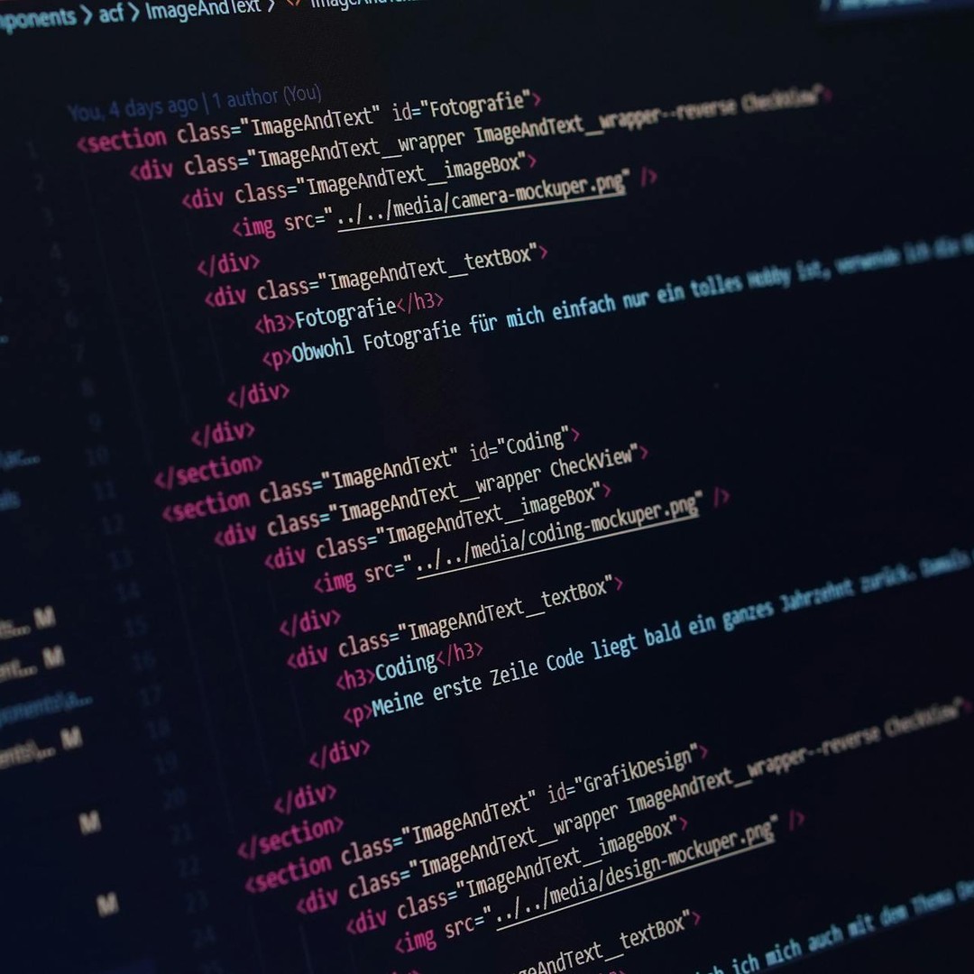 Un moteur de recherche explore le Web avec des robots avant de répondre.