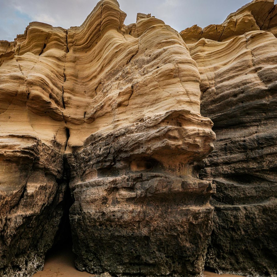 La paréidolie fait voir des visages dans des nuages, des prises ou des rochers.