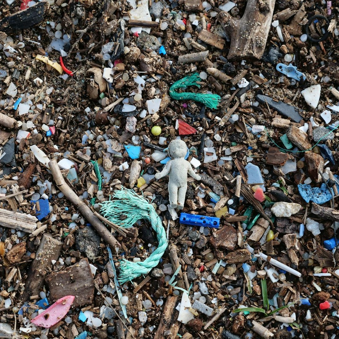 Les lentilles de plastique en mer finissent souvent en microfragments invisibles au premier regard.