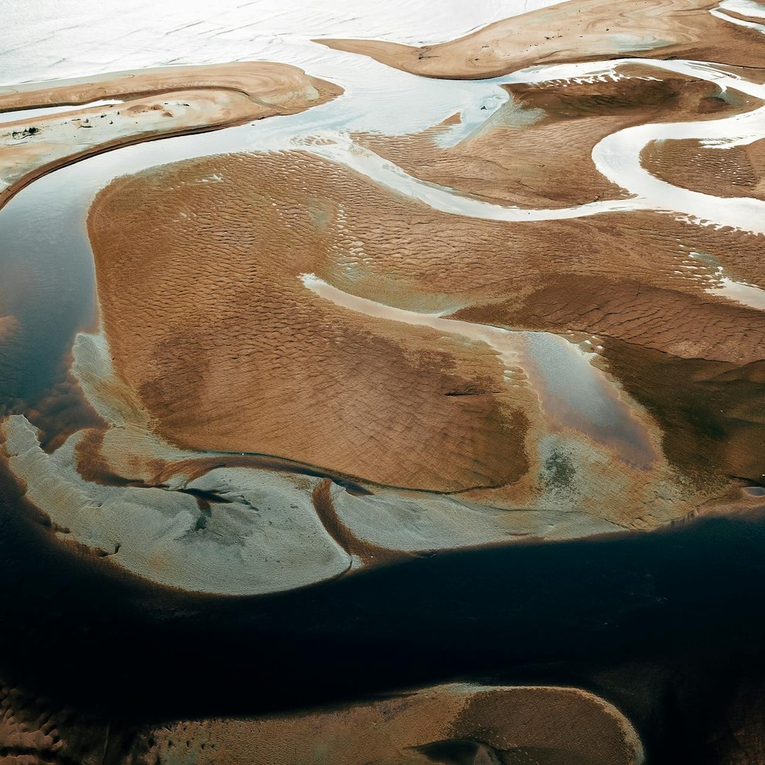 Un delta se construit quand une rivière abandonne ses sédiments en arrivant dans une eau calme.