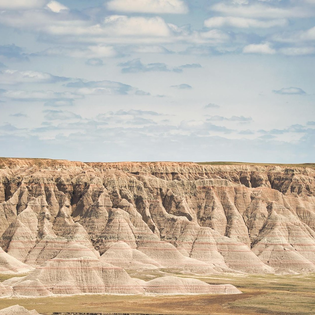 Les badlands sculptent des paysages ravinés dans des roches tendres et sèches.