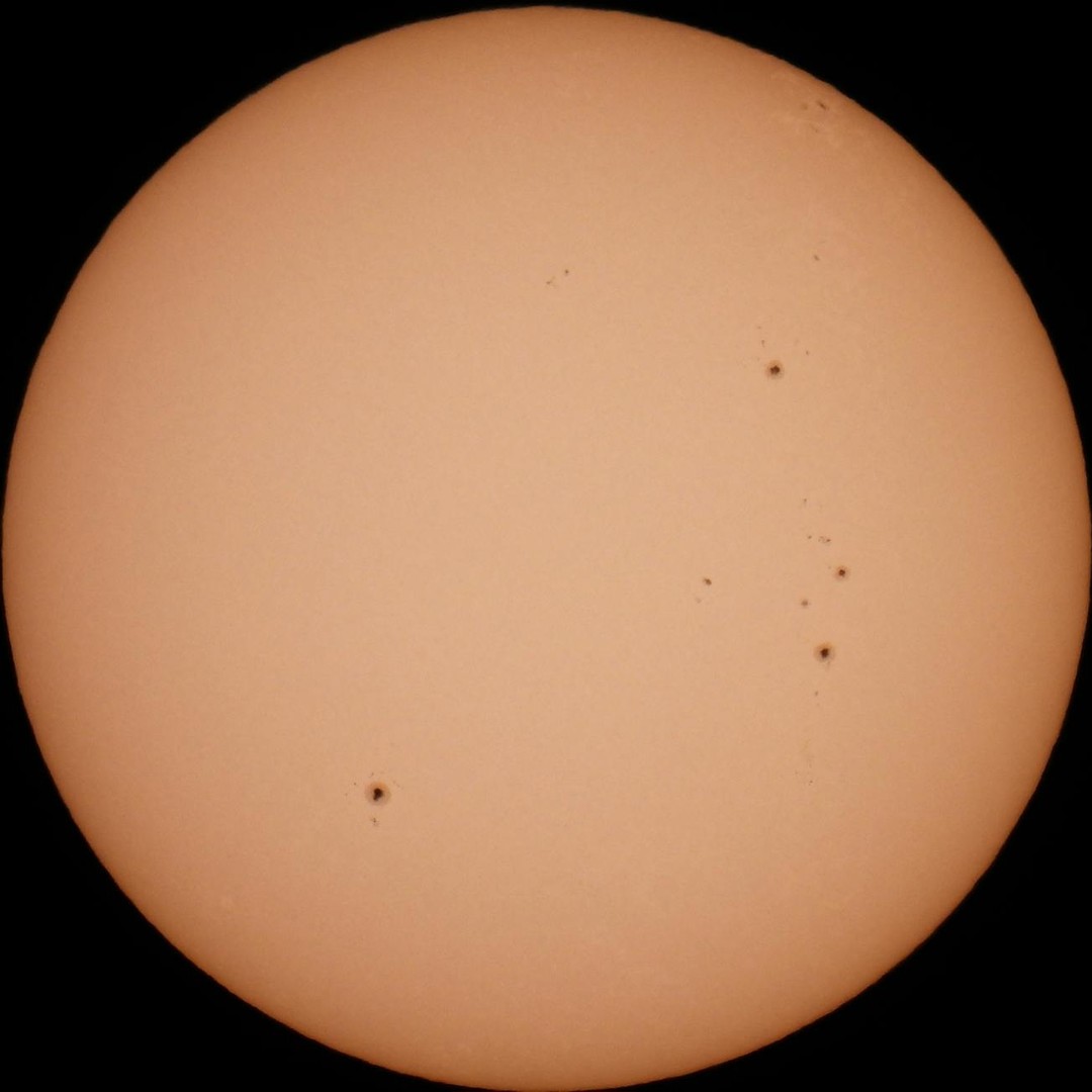 Les taches solaires sont plus froides que leur voisinage mais restent brûlantes.