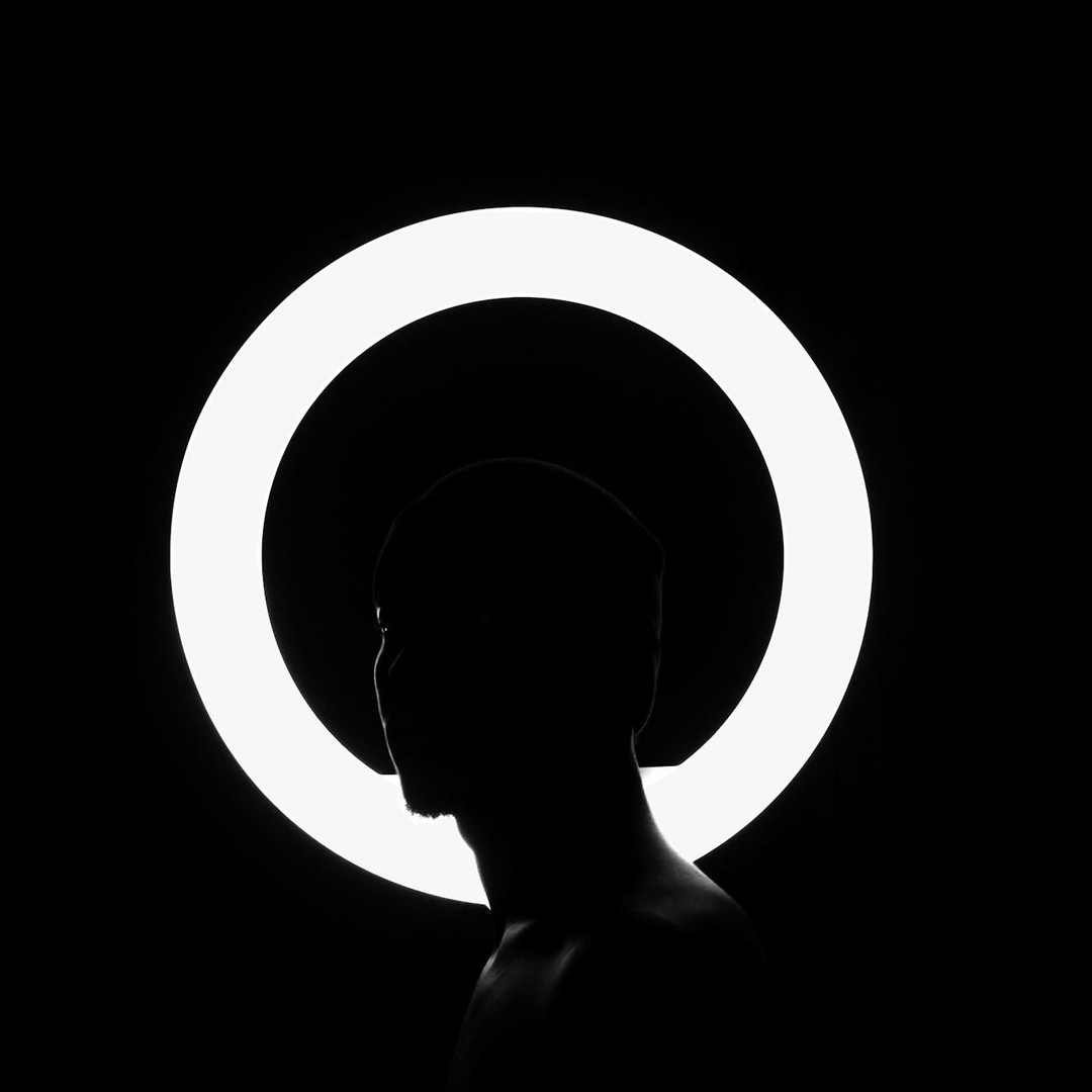 L'effet de halo peut faire juger une compétence à partir d'une seule impression positive.