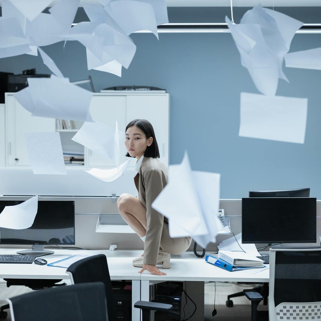 La charge cognitive augmente quand trop d'informations arrivent en même temps.
