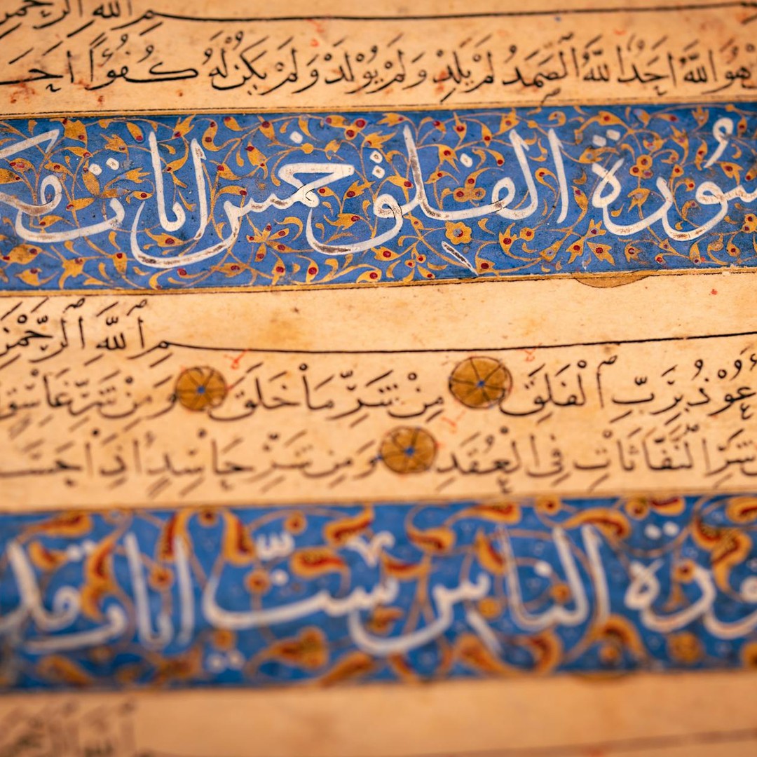 Les enluminures médiévales utilisaient parfois des pigments rares et coûteux.