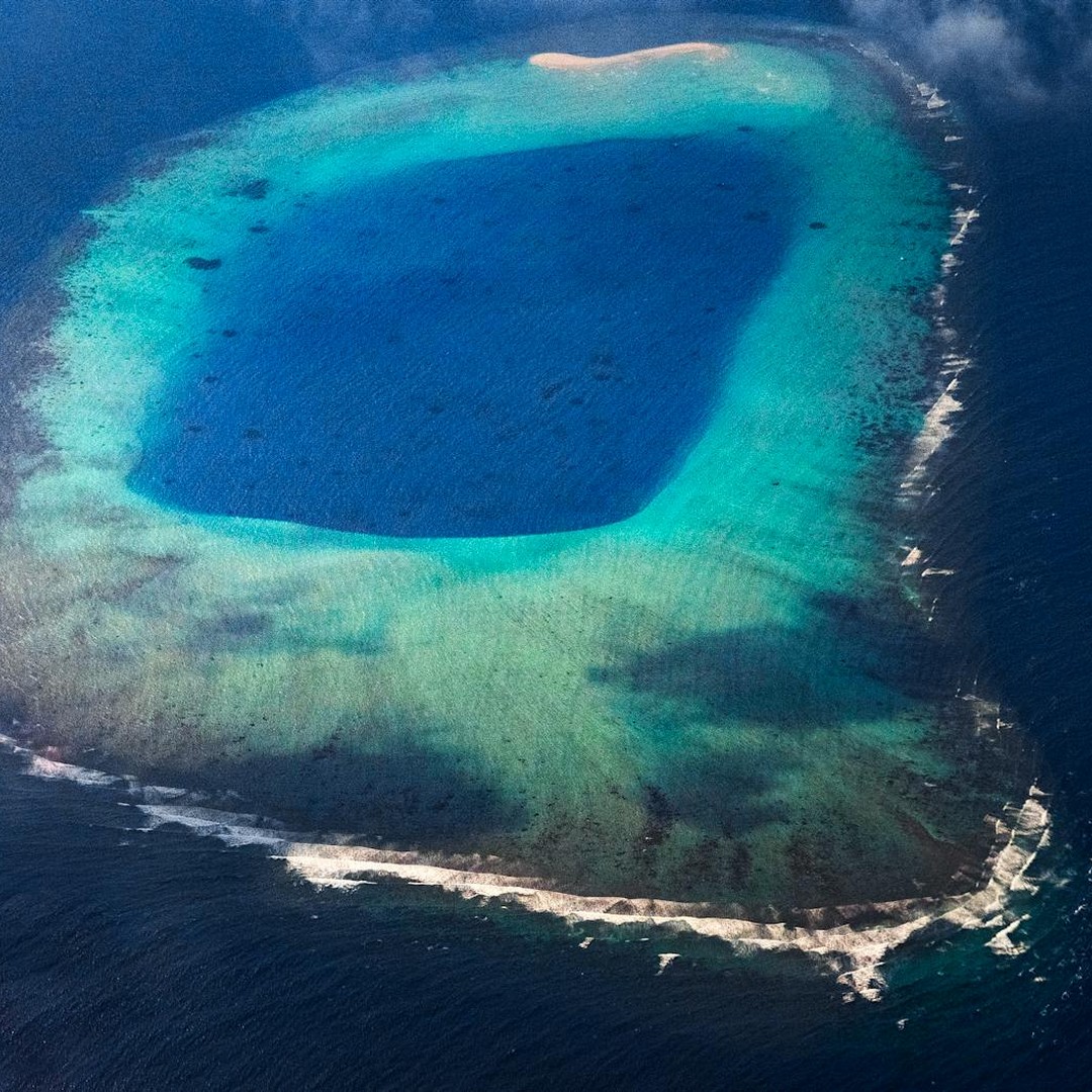 Un atoll est un anneau corallien bâti autour d'un ancien volcan affaissé.