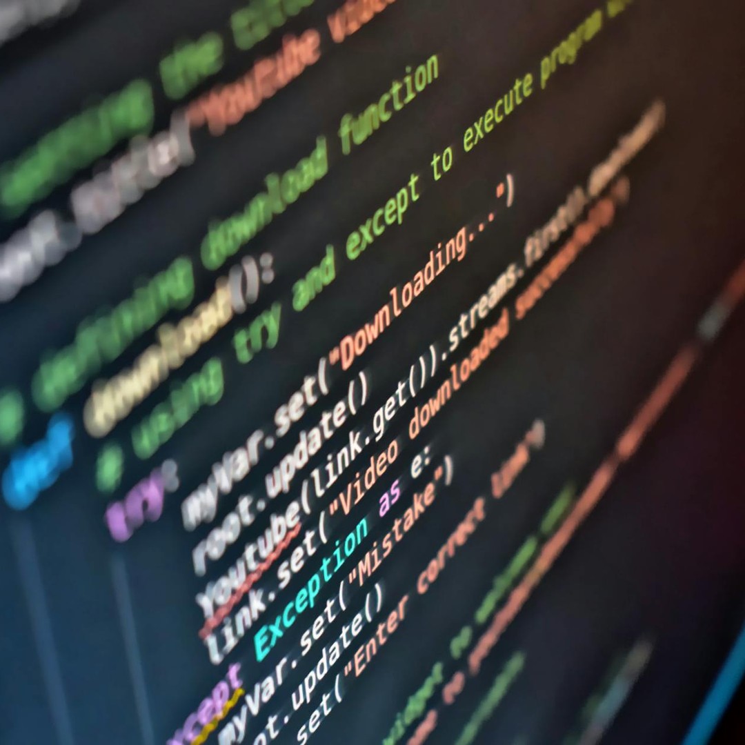 Un compilateur traduit du code source en instructions compréhensibles par la machine.