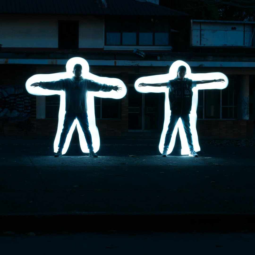 Les humains brillent dans le noir, mais cette lueur est trop faible pour nos yeux.