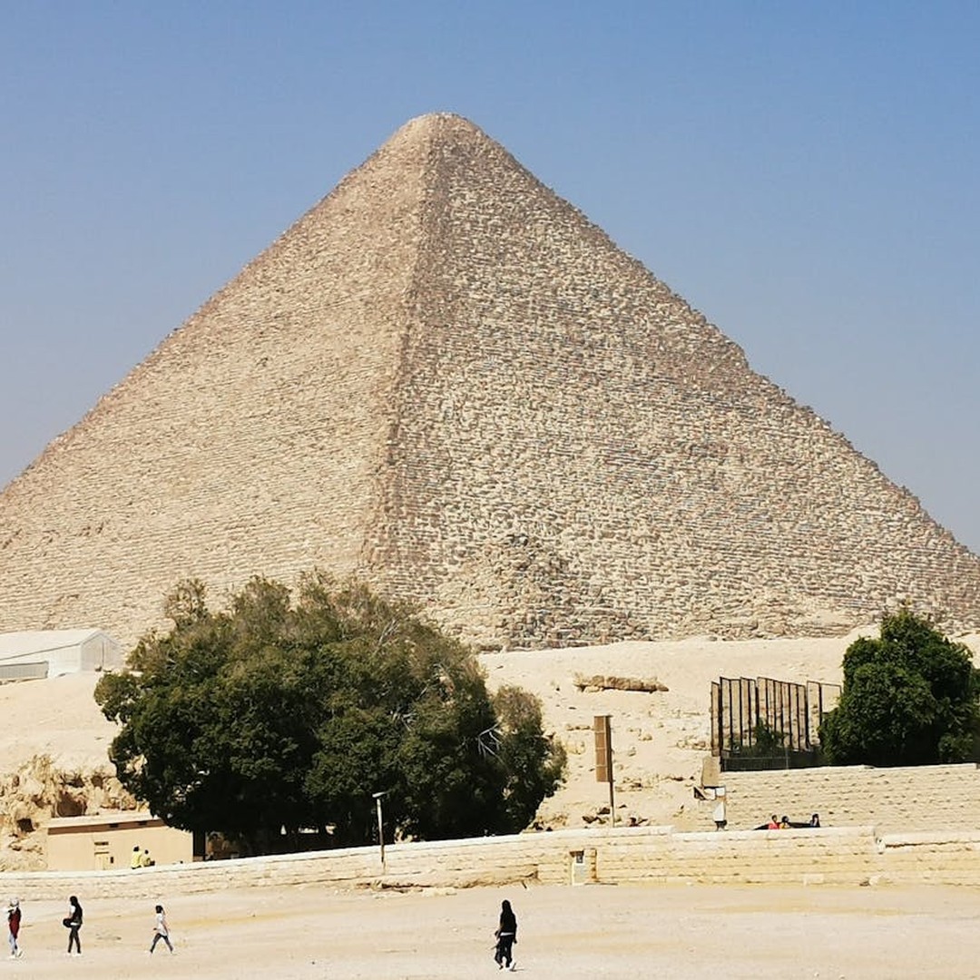 Les pyramides d'Égypte étaient à l'origine recouvertes de calcaire blanc brillant.