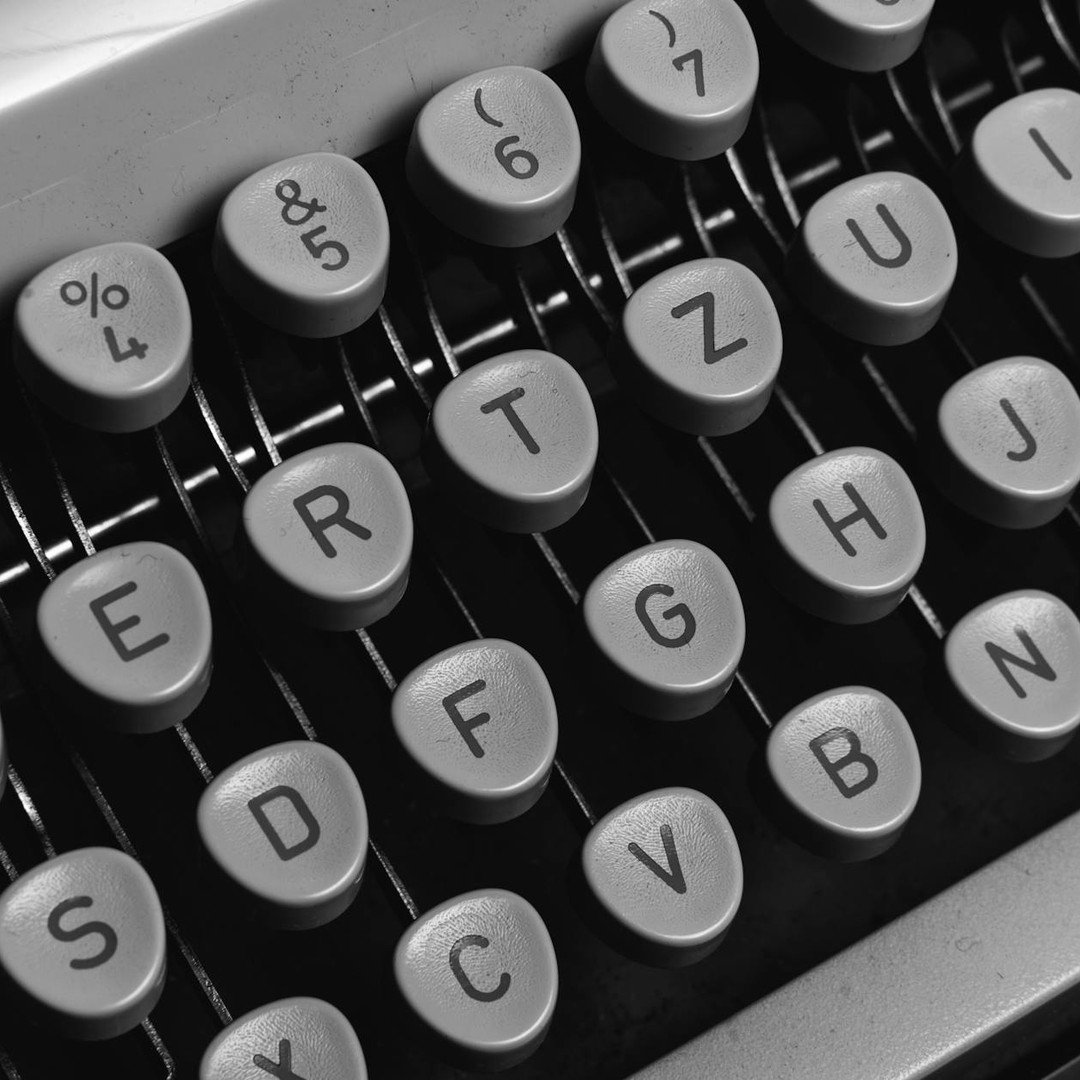 Le clavier QWERTY n'a pas été conçu pour ralentir la frappe, mais pour limiter certains blocages mécaniques.