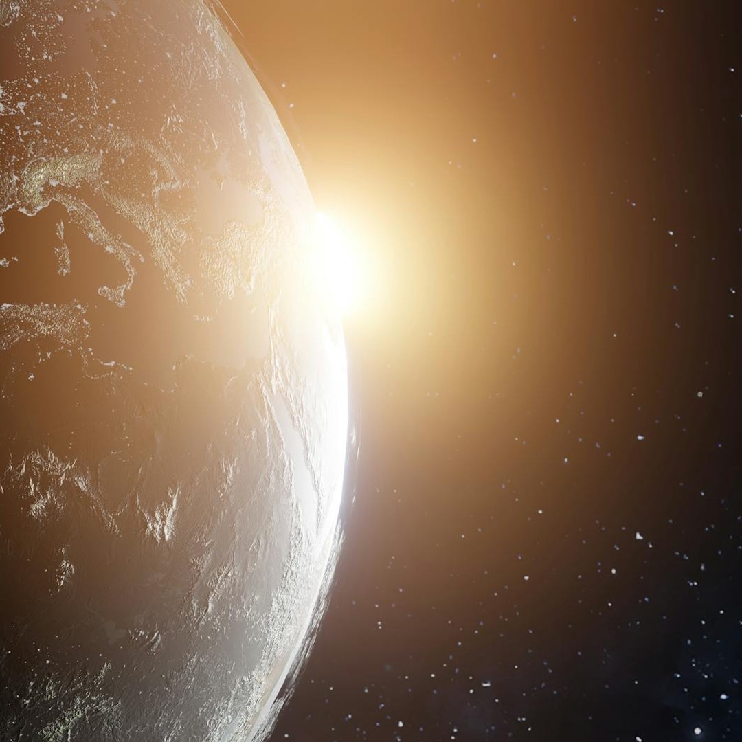La lumière du Soleil met environ 8 minutes et 20 secondes pour atteindre la Terre.