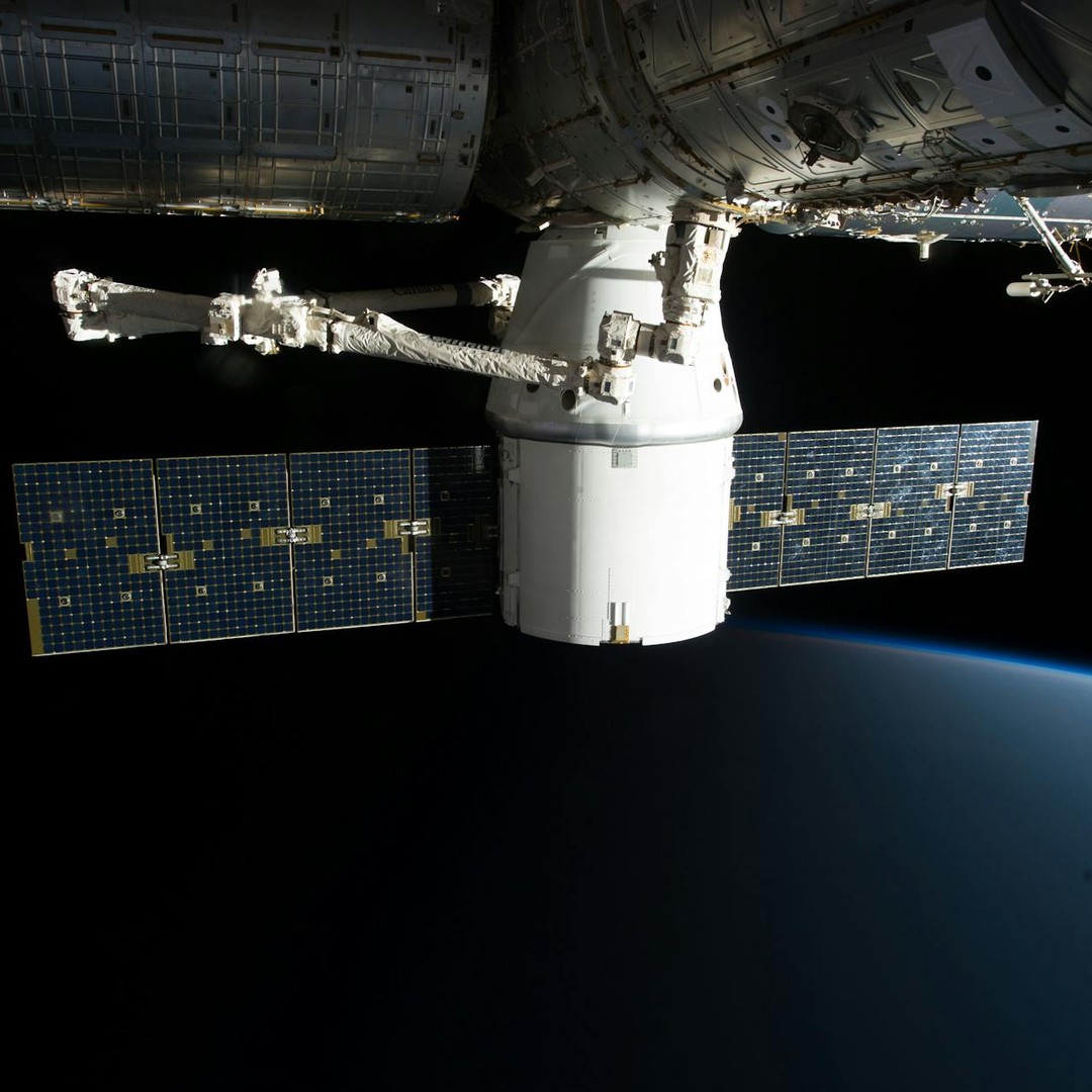 La station spatiale internationale fait le tour de la Terre toutes les 90 minutes.