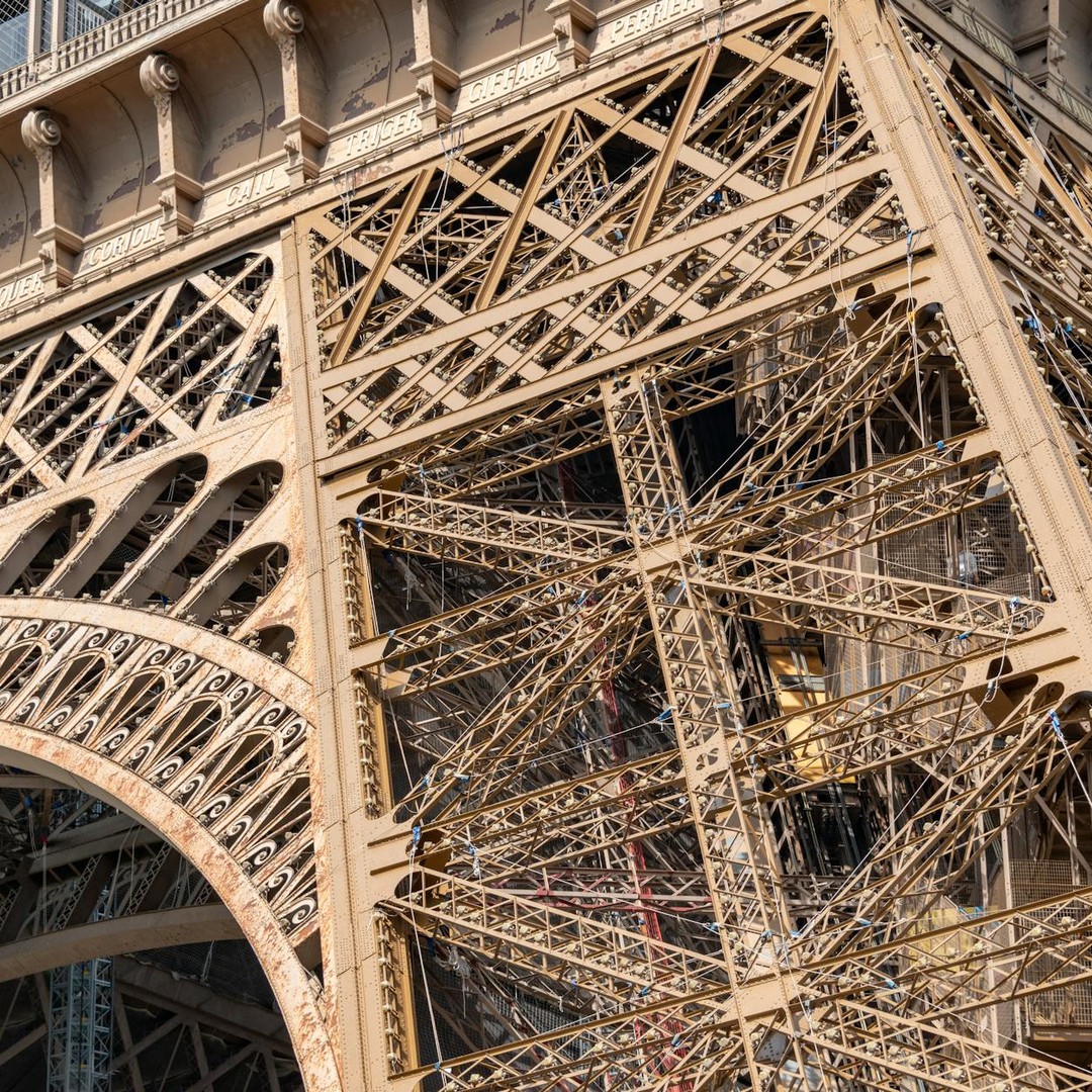 La Tour Eiffel a été peinte 19 fois depuis sa construction.
