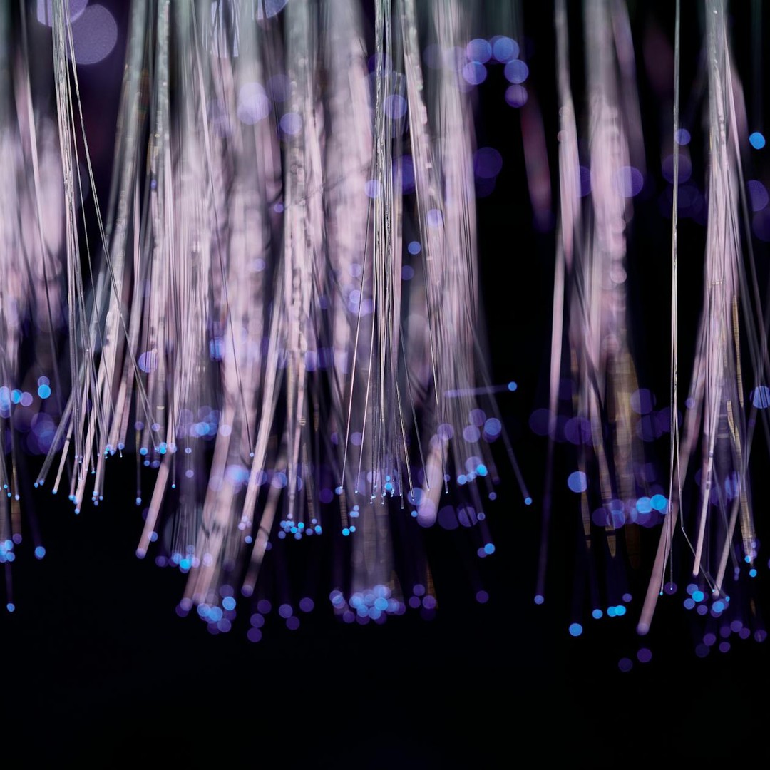La fibre optique utilise la lumière pour transmettre des données à travers des fils de verre.
