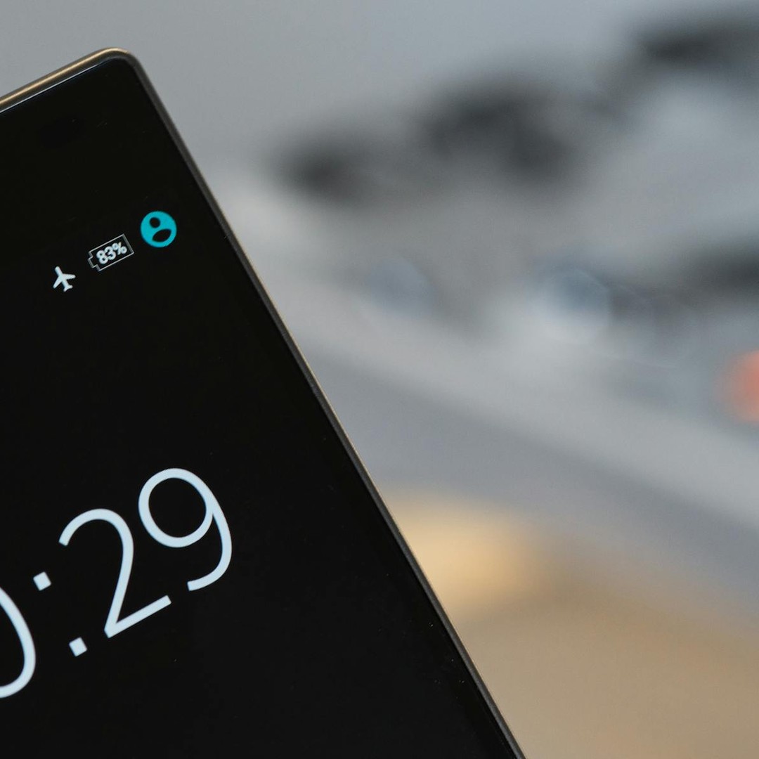 Le mode avion sur les téléphones sert principalement à éviter les interférences avec les tours au sol.