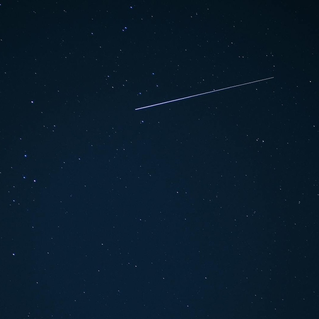 Les étoiles filantes ne sont pas des étoiles, mais des grains de poussière brûlant dans l'atmosphère.