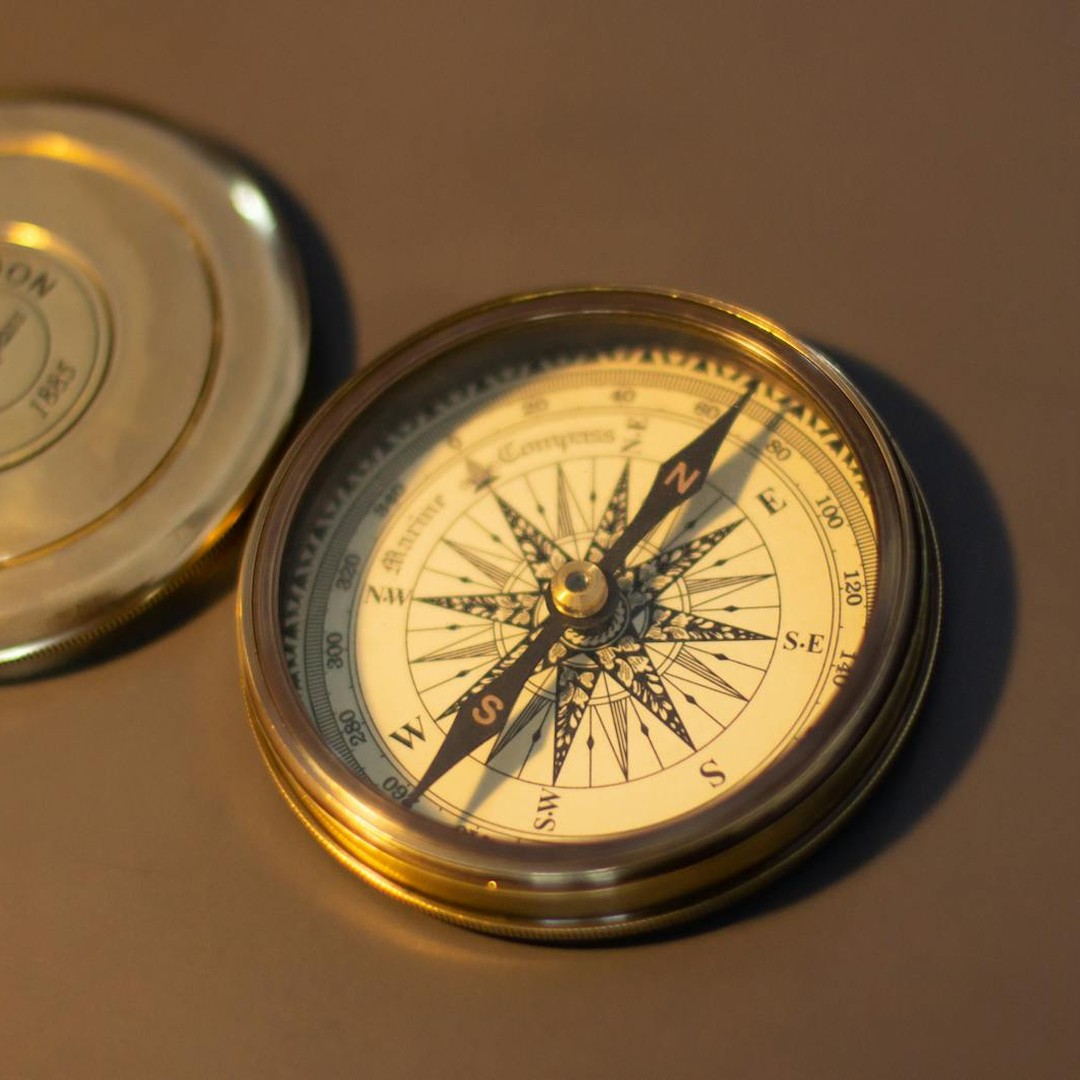 La boussole a d'abord été utilisée pour la divination avant de servir à la navigation.